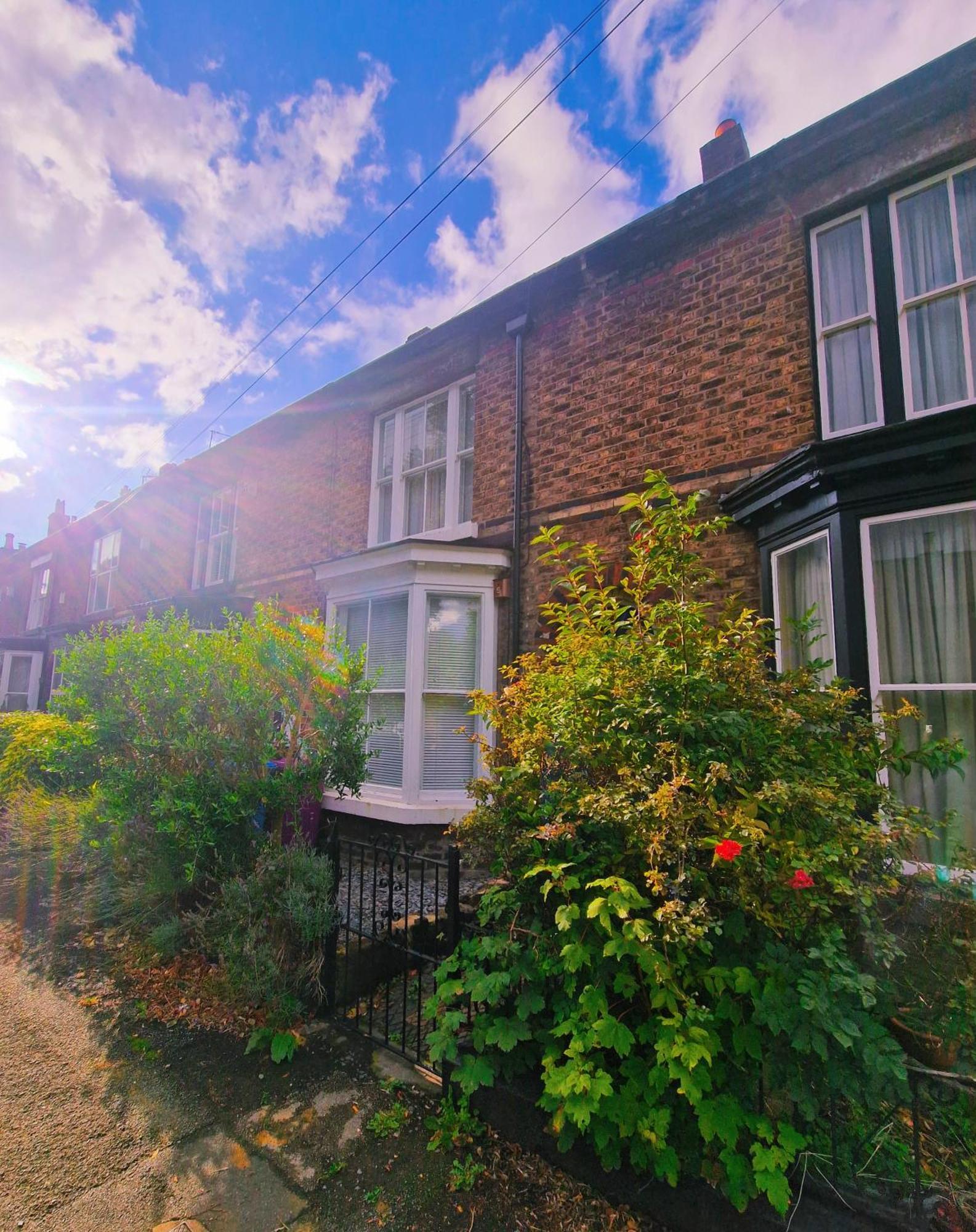 Upscale Family Home Beautiful Setting Liverpool Extérieur photo